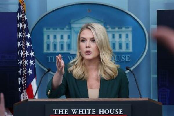 　記者会見するレビット大統領報道官＝３月