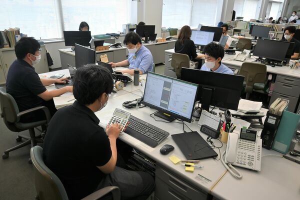 軽装で仕事する県職員＝１日午前、県庁