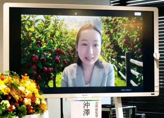 ベルリンからリモートで記者会見する指揮者の沖澤のどかさん