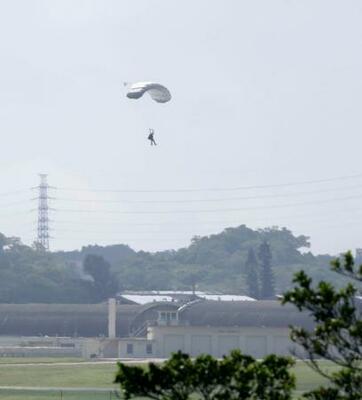　米軍が沖縄県の嘉手納基地で実施したパラシュート降下訓練＝４日午前