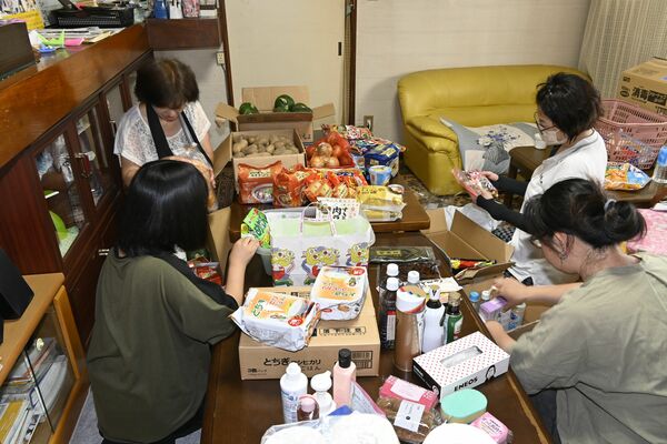 寄付された物品を箱詰めするフードバンクのスタッフたち。コメは在庫がなくなった