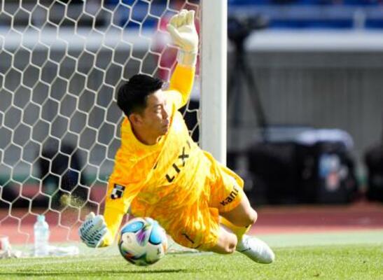 　横浜Ｍ―鹿島　ＰＫ戦で横浜Ｍ３人目のキックを止める鹿島・ＧＫ早川＝日産スタジアム