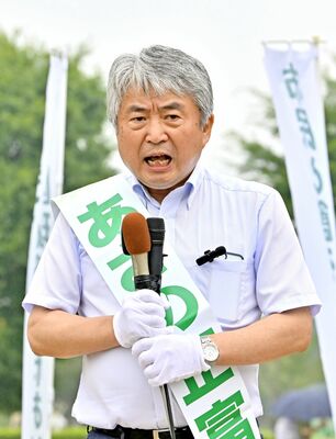 第一声を放つ浅野正富氏＝14日午前10時25分、小山市外城