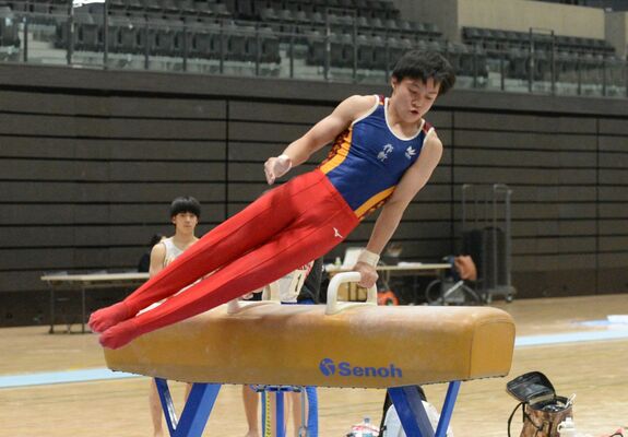 男子個人総合２年で優勝した大島（作新）のあん馬の演技＝日環アリーナ栃木