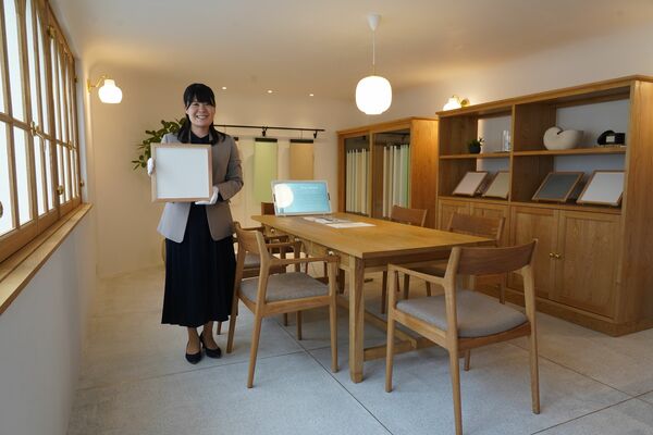 しっくいスタイルを提案するショールーム＝23日午後、東京都台東区