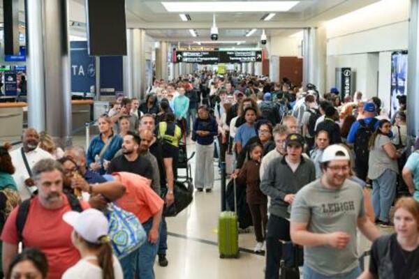 米南部アトランタの空港で行列をつくる人たち=22日(ゲッティ=共同)