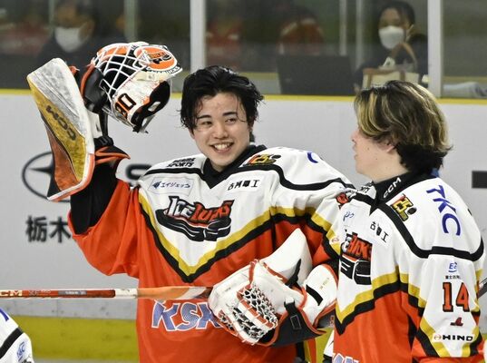 無失点に抑え、試合後ＦＷ磯谷（右）と笑顔で言葉を交わすバックスのＧＫ大塚＝日光霧降アイスアリーナ、鈴木久崇撮影