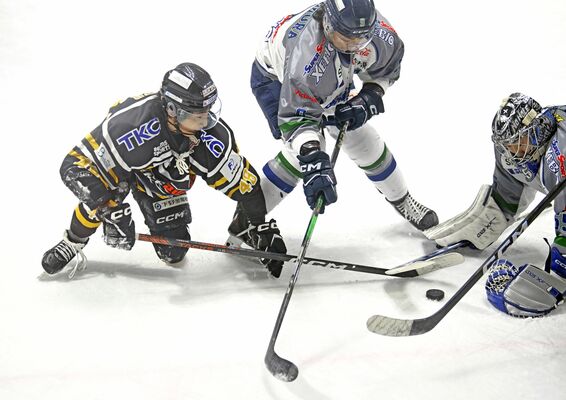 第3ピリオド15分、バックスのFW清水(左)がゴール前で競り合う=日光霧降アイスアリーナ、森田大地撮影