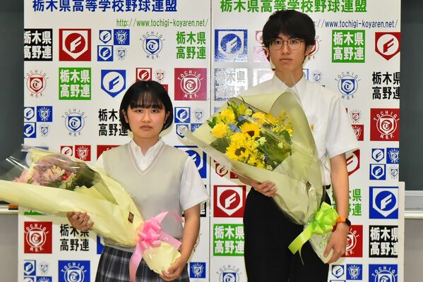 大会歌独唱者に選ばれた佐々木さん（右）と国歌独唱者を務める石下さん＝宇工高