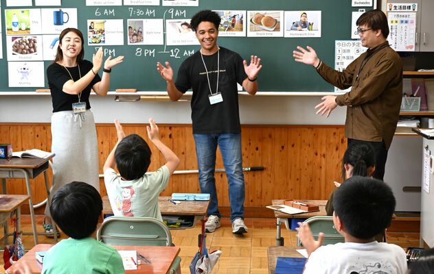 英語の授業で児童たちと交流するシャヴォニさん（中央）
