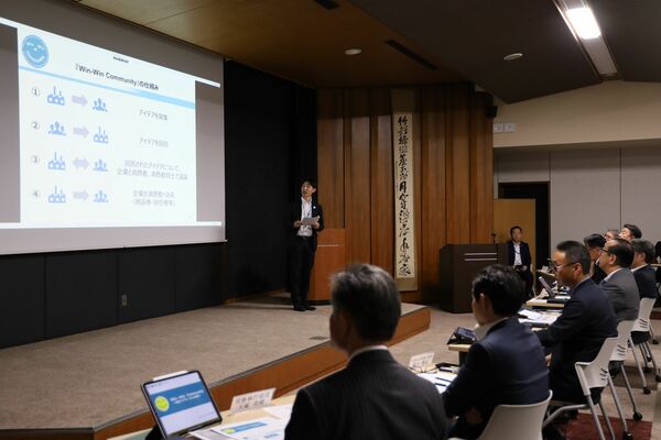 足利銀行のアイデアコンテストで、役員らに新事業をプレゼンテーションする行員（足銀提供）