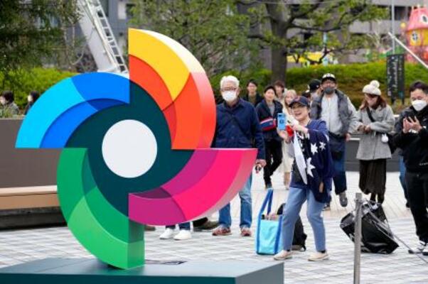 　ＷＢＣ日本代表の初戦を前に、東京ドーム前で撮影する人ら＝６日、東京都文京区