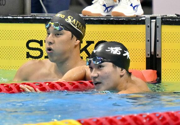 競泳成年男子２００メートル個人メドレー決勝　電光掲示板の記録を確認する２位の松下（右、東洋大）と優勝した瀬戸＝佐賀市のＳＡＧＡアクア