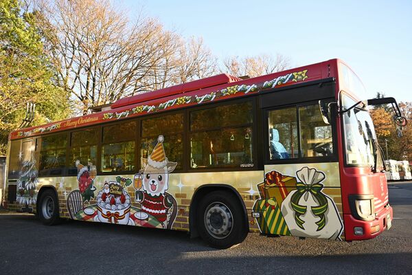 25日まで運行しているクリスマス仕様のラッピングバス=4日午後、宇都宮市