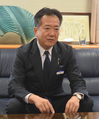 インタビューに応える東武宇都宮百貨店の星社長＝宇都宮市内