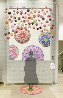 紀州てまりを飾った会場のエントランスホール=東京・銀座(提供写真)