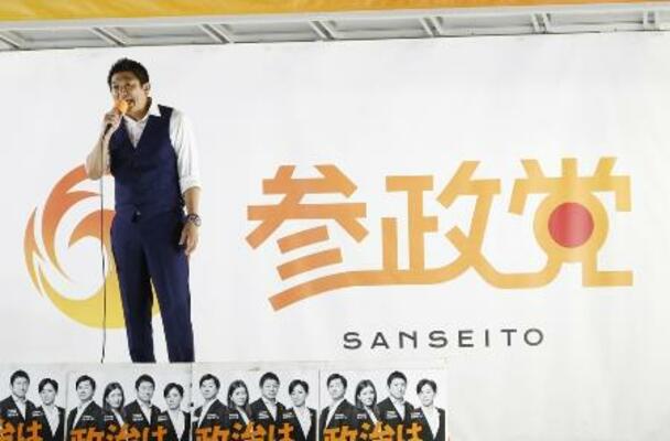 　参院選の選挙戦最終日、支持者に「最後の訴え」をする参政党の神谷宗幣代表＝２０２５年７月１９日
