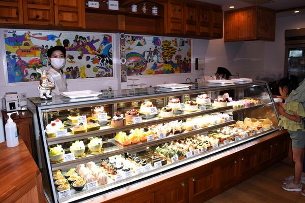 ケーキ類が充実している「ベーカリー＆パティスリー　ペニーレイン西川田」＝宇都宮市