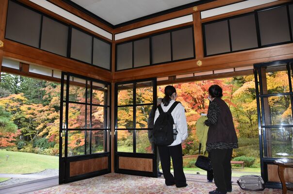 特別公開中の御食堂から望む庭園の紅葉