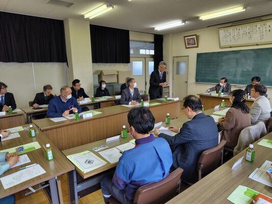 協議会の冒頭であいさつする小島校長