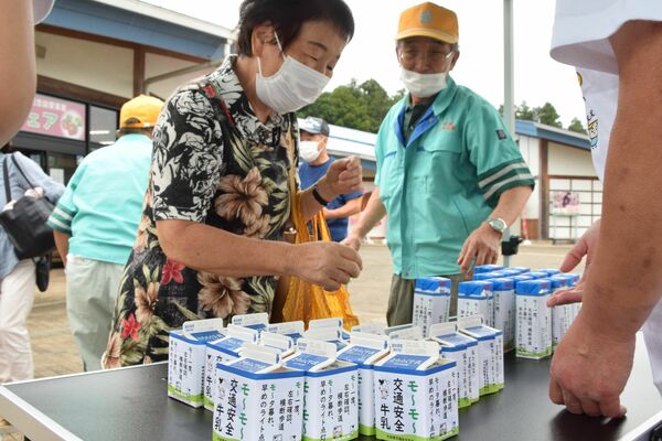 来場者に配られた「交通安全牛乳」