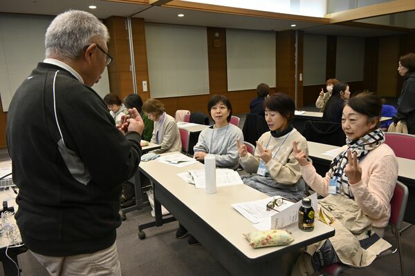 手話奉仕員養成講座の合間に手話で交流する受講者ら＝４日夜、那須町寺子乙