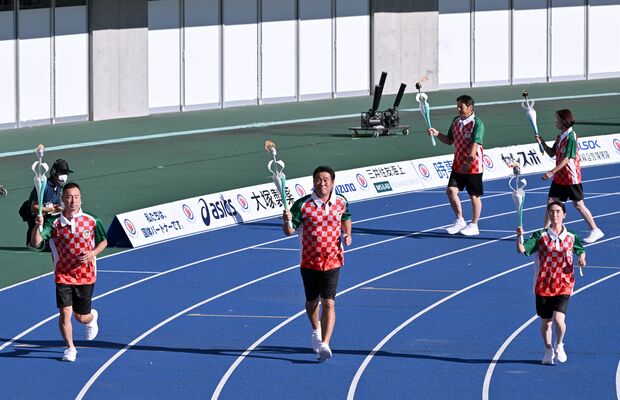 炬火を運ぶ第２走者の渡辺さん、広澤さん、赤羽さん（前列左から）＝１日午後３時10分