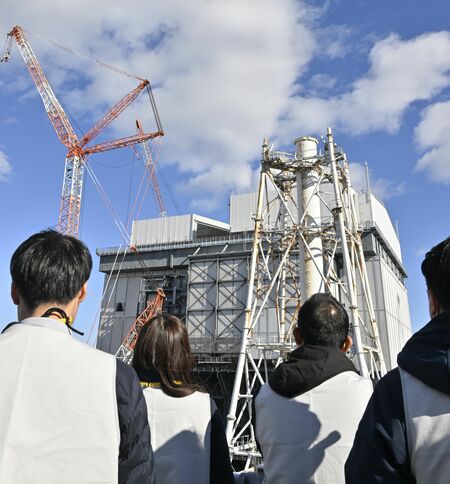 原子炉建屋を覆う大型カバーが完成しつつある１号機。今月中の完成を見込んで工事が進んでいる＝午後０時35分、福島県大熊町