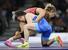 女子76キロ級決勝　米国選手（上）と対戦する鏡優翔＝パリ（共同）
