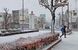 雪化粧したＪＲ足利駅前＝24日午前10時、足利市伊勢町１丁目