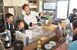 相原さん（中央）の手ほどきを受けギョーザ作りを体験する子どもたち