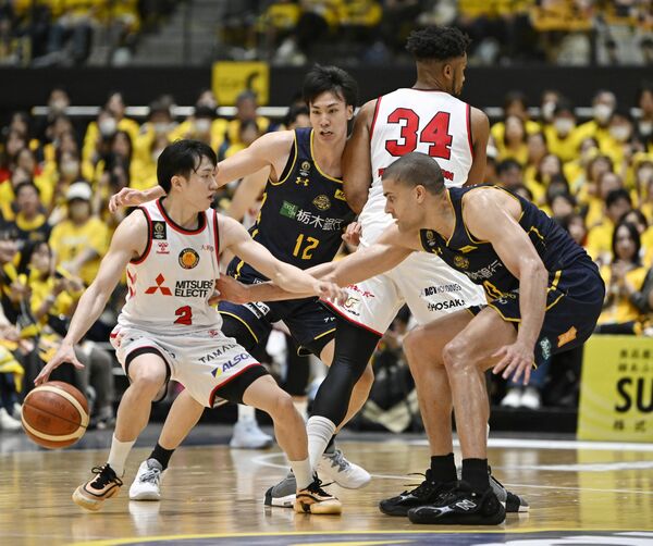 第２クオーター９分、ブレックスの高島（中央）とエドワーズ（右）が相手をマークする＝日環アリーナ栃木、森田大地撮影
