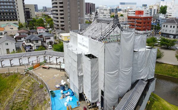 本丸の隅に建てられた清明台。天守を持たない宇都宮城のシンボルで、武器庫としても使われたという（ドローンから）