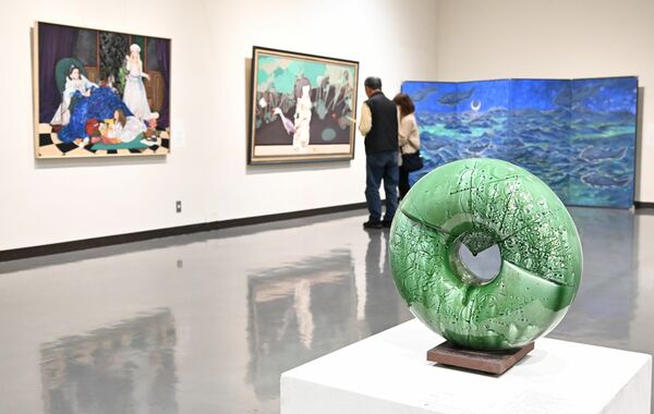 さまざまな分野の作品が並ぶ市民芸術祭の開幕展