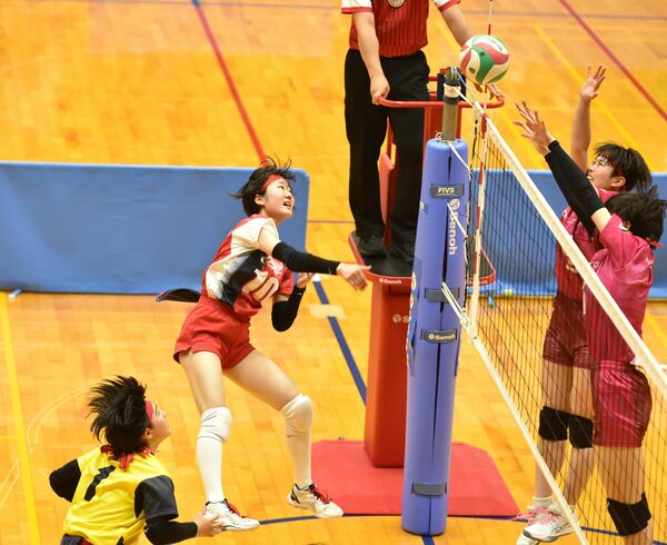 バレーボール女子決勝 第１セット、宇都宮中央の稲村（左奥）がスパイクを放つ＝ＴＫＣいちごアリーナ、生澤一浩撮影