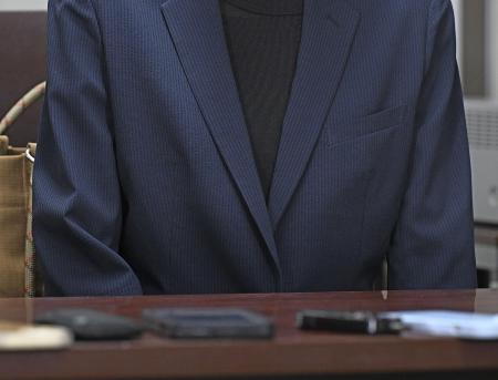 記者会見する冨田真由さん＝２０２５年７月、東京地裁