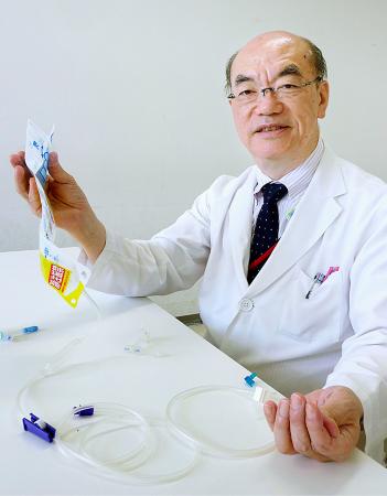 　胃ろうで用いる栄養バッグやカテーテルについて説明する東邦大の鷲澤尚宏教授＝東京都大田区