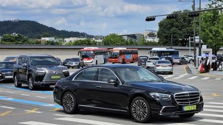 ソウル市内を走る黄緑色ナンバーの車=7月23日