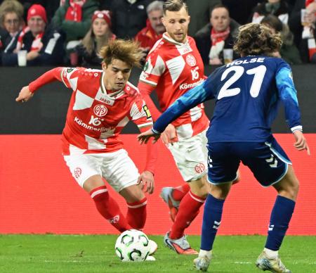 　サムスンスポル戦で競り合うマインツの佐野（左）＝マインツ（共同）