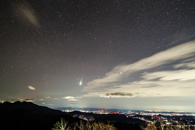 しし座流星群＝11月18日未明、阿久津さん撮影