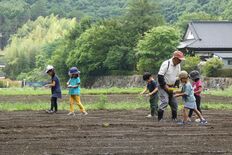 「天まで高く育ってね」　園児がキバナコスモスの種まき　宇都宮・鈴木さん…