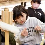 糸も伝統も、途切れないように　本場結城紬の「糸つむぎ」児童が体験　小山…