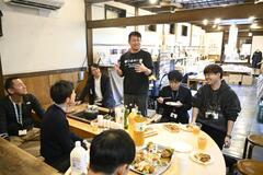 地元の酒で移住者交流