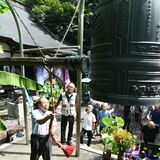 鐘の音で平和への思い新たに　さくら・東輪寺　集いに市民ら50人