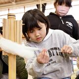 糸も伝統も、途切れないように　本場結城紬の「糸つむぎ」児童が体験　小山・絹義務教育学校