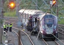 英列車同士衝突、1人死亡