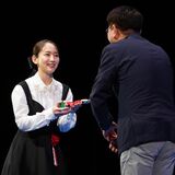 「島守の塔」で助演女優賞　吉岡里帆さん「大切な映画」　都内で批評家大賞授賞式