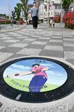 佐野市内に「黒執事」のマンホールふた登場　鮮やかなカラー仕様、５カ所に設置