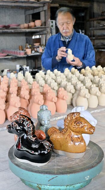うまく走る年に」 那珂川・小砂で来年の干支「午」の置物作製進む