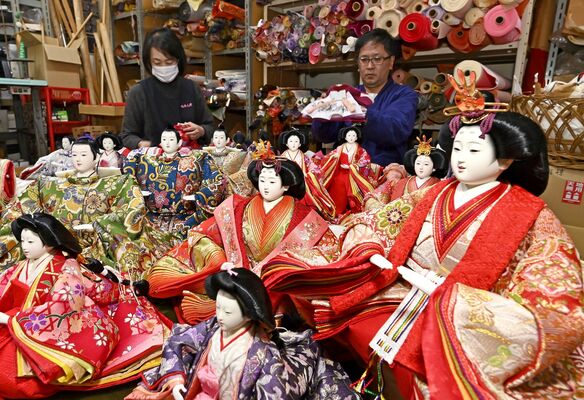 姿勢を整えるなど丁寧に仕上げられるひな人形＝29日午後１時25分、佐野市久保町